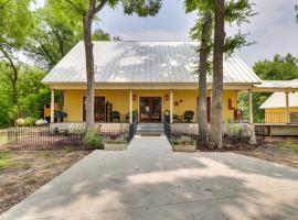 Taylor Vacation Rental with Creek Access on 3 Acres!, kæledyrsvenligt hotel i Hutto