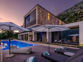 New luxury villa with 17m pool and bay view, holiday home in Kotor