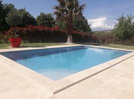 Villa Les palmiers en Provence, hotel in Besse-sur-Issole