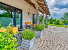 Izerska Baza - basen, ebike, narty, sauna, jacuzzi, las blisko Świeradów Zdrój, Hotel in Giebułtów