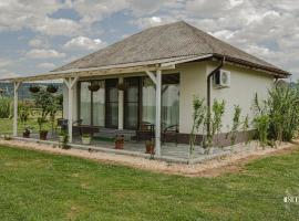 Bungalouri Balta Paradisul Pescarilor, villa in Pufeşti