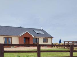 Sunny Bank- Countryside Escape with Private Hot Tub and countryside views, holiday home in Carmarthen