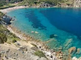 Nisportino, Elba. Bilocale con patio vista mare.