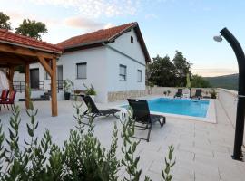 Holiday home Baroque Art with pool, hotell med parkeringsplass i Pridraga
