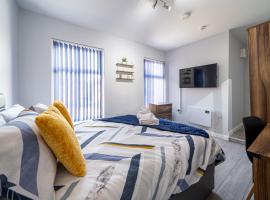Studios with Ensuite Showers & Share Kitchens Prime Location near Hospital, Town Center Apt 3, holiday home in Saint Helens