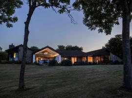 Kingsley Lake View & Paddocks - A group retreat with hot tub, sports bars & spectacular lake views in the Mendip Hills AONB, hotel v destinaci Chew Stoke