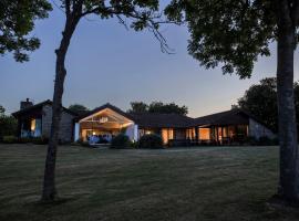 Kingsley Lake View & Paddocks - A group retreat with hot tub, sports bars & spectacular lake views in the Mendip Hills AONB, готель у місті Chew Stoke