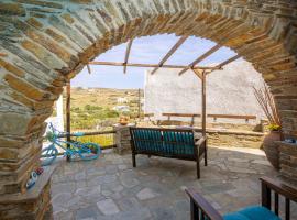 Tinos 2 bedrooms 5 persons apartment by MPS, hotel in Khatzirádhos