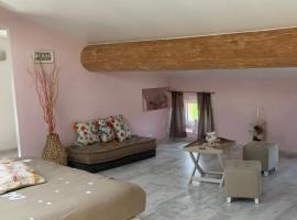 Bordeneuve Chalet de Gaïa, bed & breakfast σε Sonnac-sur-lʼHers