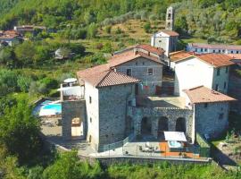 Flat with heated hot tub and shared pool, hotel v mestu Casola in Lunigiana