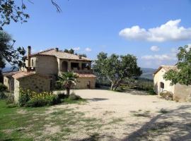 Pleasant holiday home in Seggiano with private terrace, hótel í Seggiano