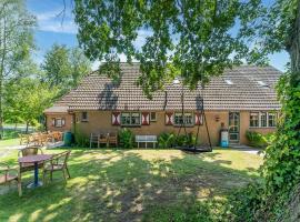 Attractive farmhouse in Giethoorn with garden, hotel with parking in Giethoorn