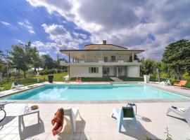 Spacious Villa in Tavullia with Private Swimming Pool, hotel en Tavullia