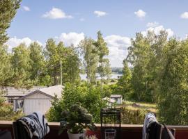 Beautiful house next to Burvik Golf of a high standard with a lake view, хотел в Edsbro