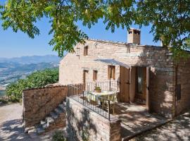 Graceful Holiday Home in Acqualagna with Swimming Pool, hotel en Acqualagna