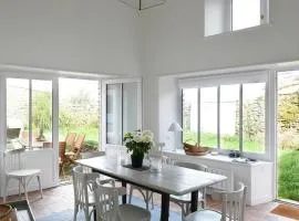 Maison au Charme du Village avec Jardin et Wi-Fi - 2 Chambres, 2 Salles d'eau, Cheminée - FR-1-434-11