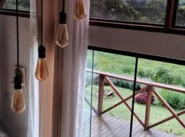 Chalé com vidros e hidromassagem