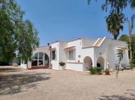 Villa Lido with pool and garden, hotel with pools in Lido Marini