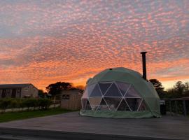 Glamping Dome Elysian Fields, готель у місті Гелстон