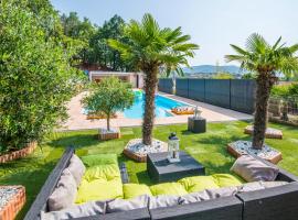 Les Roses d'Angelina - Superbe maison avec piscine, hotel económico en Montlaur