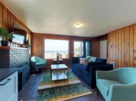 Cape Cod Cottages - #2, holiday home in Waldport
