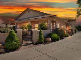 Prescott Luxury Home near Golf Course and Airport home, хотел в Прескот Вали