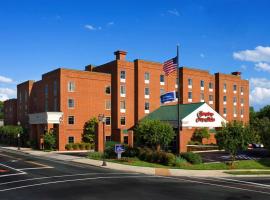 Hampton Inn & Suites Charlottesville at the University, отель в городе Шарлотсвилл, рядом находится Виргинский университет