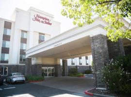 Hampton Inn & Suites Fresno, viešbutis mieste Fresnas, netoliese – Shinzen Japanese Garden