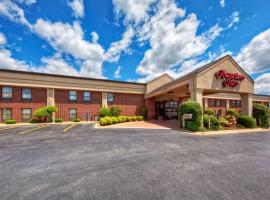 Hampton Inn Clarksville, hotell sihtkohas Clarksville huviväärsuse Ülikool University of the Ozarks lähedal