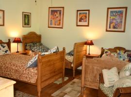 Triple Room Bed and Breakfast main House, bed and breakfast en Guillet