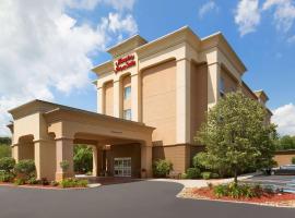 Hampton Inn & Suites Greenfield: Greenfield şehrinde bir otoparklı otel