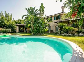 Awesome Home In Polistena With Outdoor Swimming Pool, Sauna And 7 Bedrooms: Polistena'da bir otoparklı otel