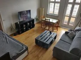 Zwei Charmante Privatzimmer mit Wohnbereich in zentraler Berliner Wohnung