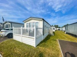 8 Berth Caravan With Decking And Wifi At Broadland Sands Park Ref 20064cf, hotel with parking in Hopton on Sea