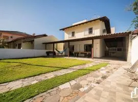 Casa com 03 dormitórios climatizados com berço
