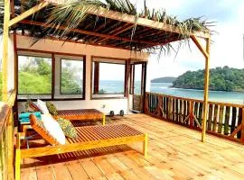 Infinity-house with roof terrace and direct access to the beach