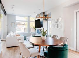 Luxe Getaway - Yard & Roof Deck - 4 Story Townhome โรงแรมในเดนเวอร์