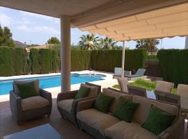 Villa de 4 habitaciones en Urbanización Privada, Hotel in Puzol