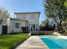 Charmante Villa avec piscine au calme, hotel in Aix-en-Provence