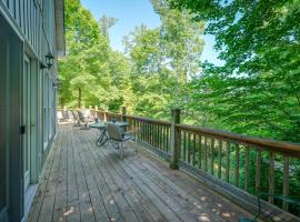 Idyllic Martinsville Retreat with Deck and Forest View, Ferienhaus in Martinsville
