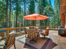 Lake Almanor Cabin with Deck and Beach Access，Westwood的度假屋
