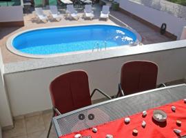 Villa Time Out, готель з басейнами у місті Тисно
