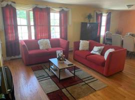 Family 3-bedroom home (2nd floor near EWR/Outlet), feriebolig i Elizabeth