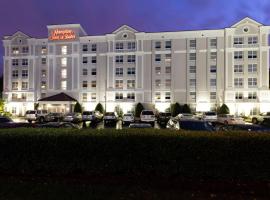 Hampton Inn & Suites Raleigh/Cary I-40 (PNC Arena)، فندق في كاري