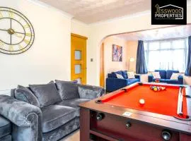 Large 6 Bedroom Contractor House by Jesswood Properties ShortLets For Groups, Business And Leisure With Free Parking, Wifi and Pool Table