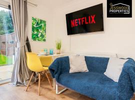 Bright and Cosy Studio Apartment by Jesswood Properties Short Lets With Free Parking Near M1 & Luton Airport, hotel s parkovaním v Lutone