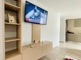 Mountain Crib in Urban Plaza w. Parking & Netflix