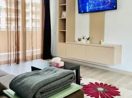 Mountain Crib in Urban Plaza w. Parking & Netflix