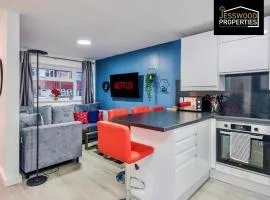 Spacious 5 Bedroom, 3 Bath House by Jesswood Properties Short Lets For Contractors, With Free Parking Near M1 & Luton Airport