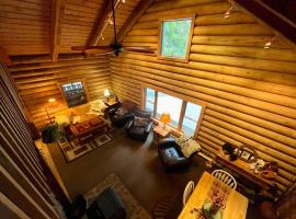 3-Level Log Cabin near Silverwood - Tranquil, hotel in Spirit Lake